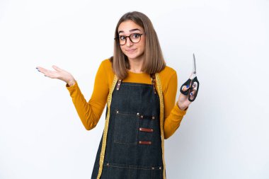 Beyaz arka planda izole edilmiş beyaz tenli kadın ellerini kaldırırken şüpheleri vardı.