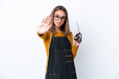 Beyaz arka planda izole edilmiş beyaz dikiş kutusu olan genç beyaz kadın dur hareketi yapıyor.