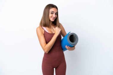 Beyaz arka planda yalnız başına yoga derslerine giden beyaz, gururlu ve kendini beğenmiş bir kadın.