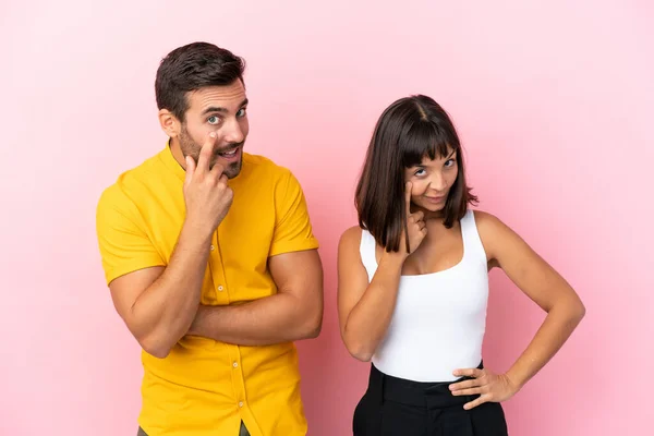 Casal Jovem Isolado Fundo Rosa Olhando Para Frente — Fotografia de Stock