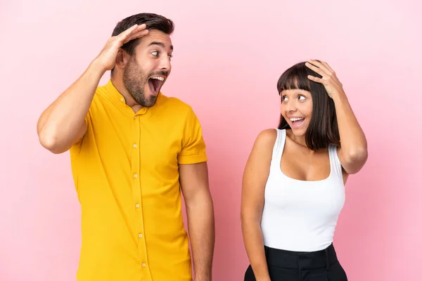 Casal Jovem Isolado Fundo Rosa Com Surpresa Expressão Facial Chocada — Fotografia de Stock