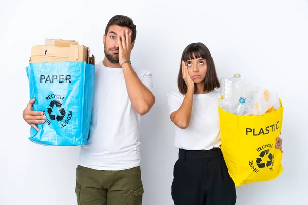 Mladý Pár Drží Tašku Plnou Plastu Papíru Recyklovat Izolované Bílém — Stock fotografie
