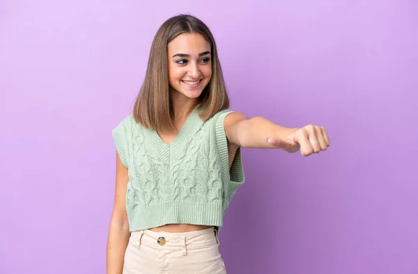 Mulher Caucasiana Jovem Isolado Fundo Roxo Dando Gesto Polegares Para — Fotografia de Stock