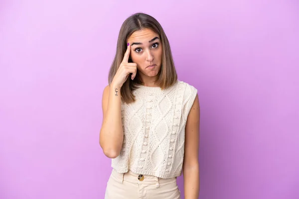 Jovem Mulher Caucasiana Isolado Fundo Roxo Pensando Uma Ideia — Fotografia de Stock