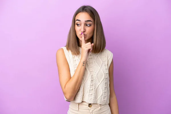 Jeune Femme Caucasienne Isolée Sur Fond Violet Montrant Signe Silence — Photo