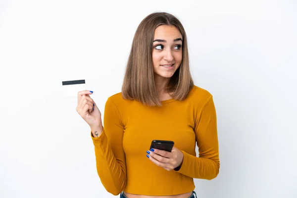 Jeune Femme Caucasienne Isolée Sur Fond Blanc Achetant Avec Mobile — Photo