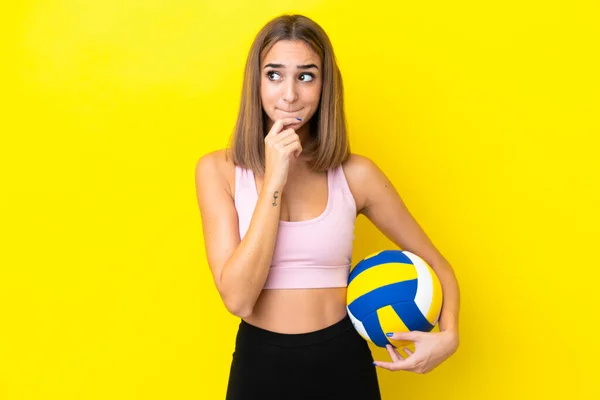 Young Woman Playing Volleyball Isolated Yellow Background Having Doubts Thinking — Stockfoto