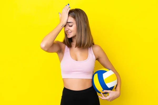 Junge Frau Spielt Volleyball Isoliert Auf Gelbem Hintergrund Hat Etwas — Stockfoto