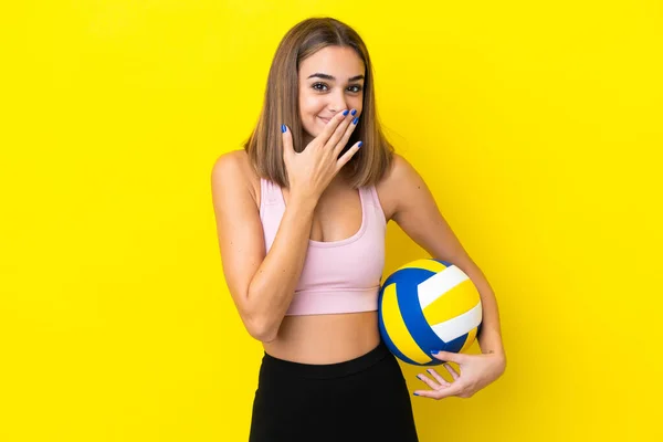 Jovem Mulher Jogando Vôlei Isolado Fundo Amarelo Feliz Sorrindo Cobrindo — Fotografia de Stock