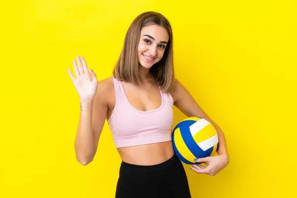 Молода Жінка Грає Волейбол Ізольовано Жовтому Фоні Салют Рукою Щасливим — стокове фото
