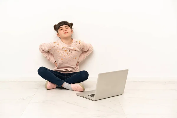 Little Girl Laptop Sitting Floor Suffering Backache Having Made Effort — ストック写真