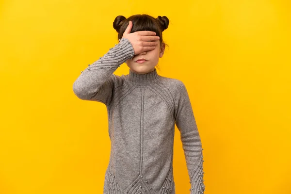 Μικρό Καυκάσιο Κορίτσι Απομονωμένο Κίτρινο Φόντο Που Καλύπτει Μάτια Χέρια — Φωτογραφία Αρχείου