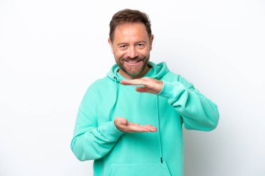 Beyaz arka planda izole edilmiş orta yaşlı beyaz bir adam bir ilan vermek için avucunda hayali bir fotokopi makinesi tutuyor.