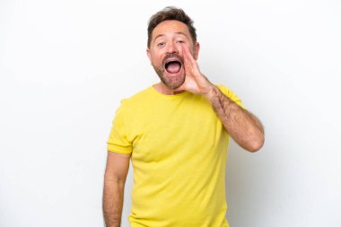 Beyaz arka planda, şaşırmış ve şok olmuş bir yüz ifadesi olan orta yaşlı beyaz bir adam.