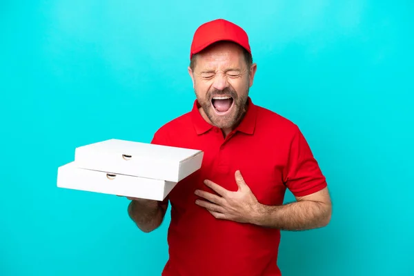 Pizza Dodávky Muž Pracovní Uniformou Vyzvednutí Pizza Boxy Izolované Modrém — Stock fotografie