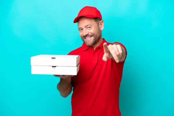 Pizza Dodávka Muž Pracovní Uniformou Vyzvednutí Pizza Boxy Izolované Modrém — Stock fotografie