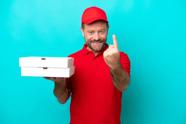 Πίτσα Delivery Man Στολή Εργασίας Μαζεύοντας Κουτιά Πίτσα Απομονώνονται Μπλε — Φωτογραφία Αρχείου
