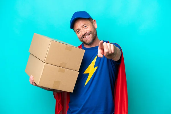Super Hrdina Dodávka Muž Izolovaný Modrém Pozadí Ukazuje Dopředu Šťastným — Stock fotografie