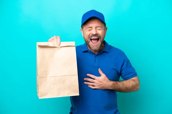 Middelbare Leeftijd Man Neemt Een Zak Afhaaleten Geïsoleerd Blauwe Achtergrond — Stockfoto