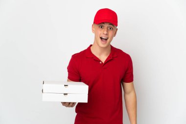 İş üniformalı bir pizzacı beyaz arka planda izole edilmiş pizza kutuları alıyor.