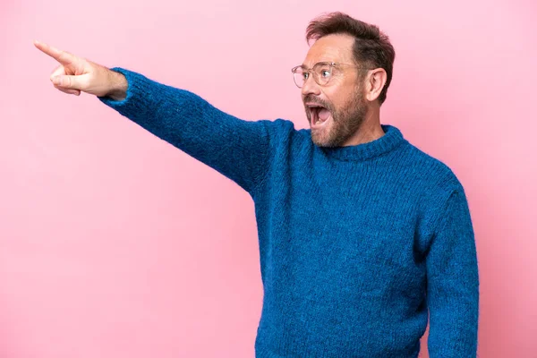 Middle Age Caucasian Man Isolated Pink Background Pointing Away — Stock Photo, Image