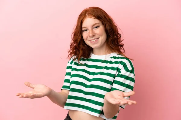 ティーンRedhead女の子上の隔離されたピンクの背景幸せと笑顔 — ストック写真