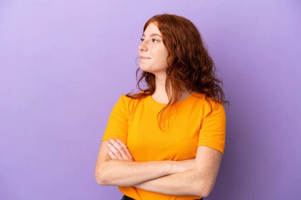 Teenager Redhead Girl Isolated Purple Background Looking Side — Stock fotografie