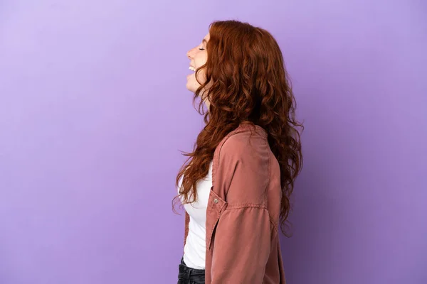 Teenager Redhead Girl Isolated Purple Background Laughing Lateral Position — Photo