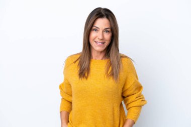 Beyaz arka planda izole edilmiş orta yaşlı beyaz kadın gülüyor.