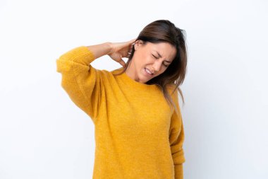 Beyaz arka planda boynu ağrıyan orta yaşlı beyaz bir kadın.