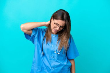 Mavi arka planda boynu ağrıyan orta yaşlı cerrah kadın.