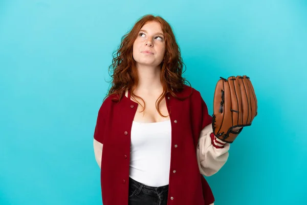 Teenager Redhead Girl Baseball Glove Isolated Blue Background Looking — Stock fotografie