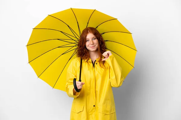 ティーンRedhead女の子レインプルーフコートと傘隔離上の白い背景誇りと自己満足 — ストック写真