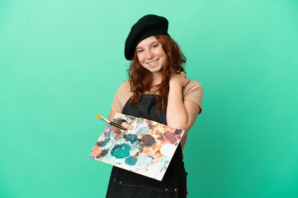 Nastoletni Rudowłosy Artysta Trzymając Paletę Izolowane Zielonym Tle Śmiech — Zdjęcie stockowe