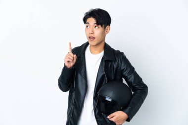 Motosiklet kasklı Çinli bir adam beyaz arka planda izole edilmiş.