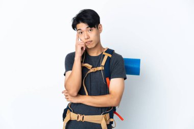 Dağcı Çinli bir adam beyaz arka planda tek başına bir fikir düşünüyor.