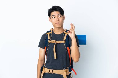 Dağcı Çinli adam beyaz arka planda izole edilmiş, şans diliyor ve en iyisini diliyor.