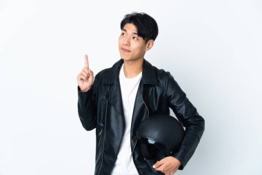 Beyaz arka planda izole edilmiş motosiklet kasklı bir Çinli harika bir fikre işaret ediyor.