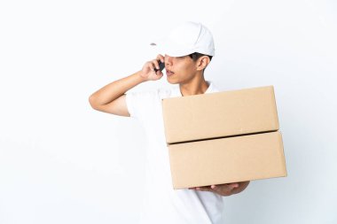 Çinli adam beyaz arka planda izole edildi. Cep telefonuyla biriyle sohbet ediyor.