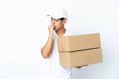 Beyaz arka planda izole edilmiş Çinli adamın şüpheleri var.