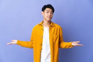 Mor arka planda mahsur kalmış genç Çinli adamın şüpheleri var.