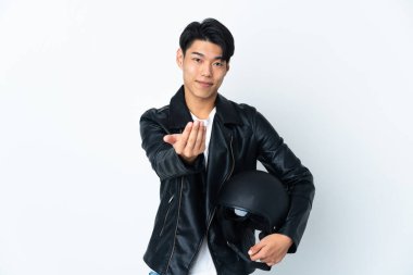 Motosiklet kasklı Çinli bir adam beyaz arka planda izole edilmiş bir şekilde bizimle gelmesi için davet ediliyor. Gelmene sevindim.