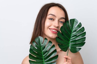 Beyaz arka planda izole edilmiş genç Ukraynalı bir kadın elinde mutlu bir ifadeyle bir palmiye yaprağı tutuyor. Portreyi kapat