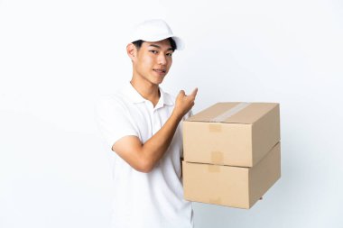 Çinli adam beyaz arka planda izole edildi.