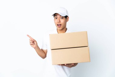 Çinli adam beyaz arka planda izole edildi. Şaşırdı ve işaret etti.