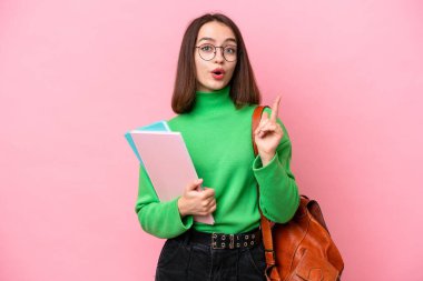 Genç öğrenci Ukraynalı kadın pembe arka planda izole edilmiş. Çözümü bulmak için parmağını kaldırıyor.