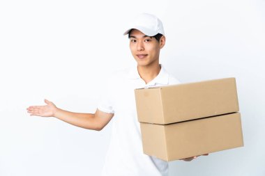 Çinli adam beyaz arka planda izole edildi. Gelmesi için ellerini yana uzattı.