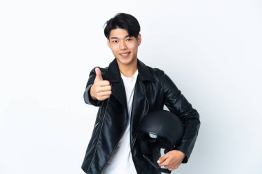 Motosiklet kasklı Çinli adam beyaz arka planda izole edildi. Başparmakları havada çünkü iyi bir şey oldu.