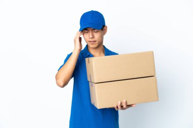 Beyaz arka planda başı ağrıyan Çinli bir teslimat.