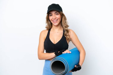 Beyaz arka planda, paspaslı ve gülümseyen beyaz bir kadın.